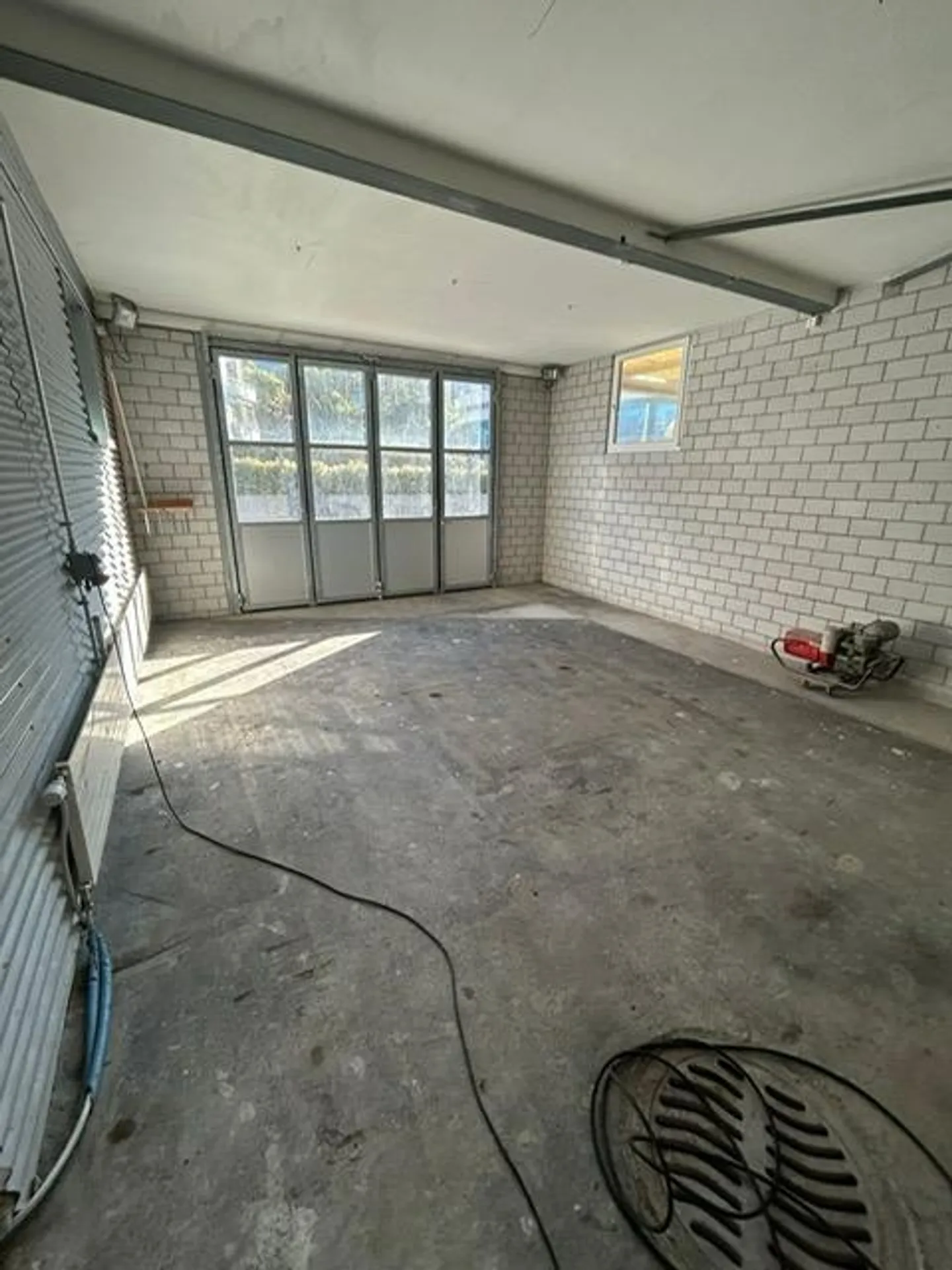 Commercial premises on the ground floor with large gates - Photo 6 of 6