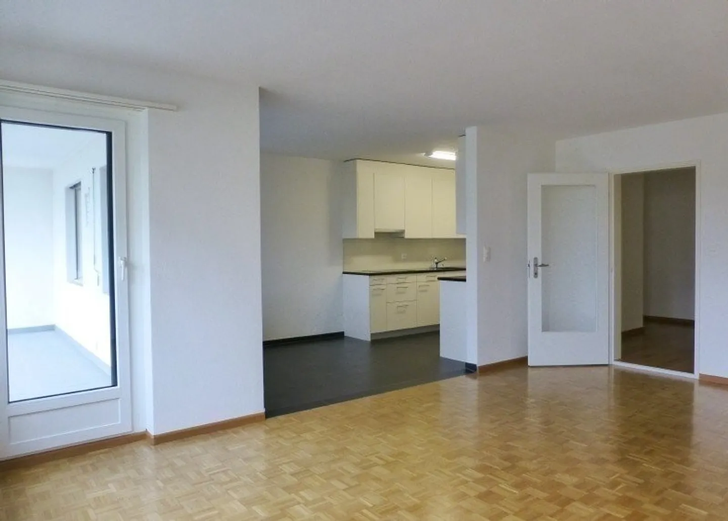 Appartamento moderno con balcone soleggiato - Foto 4 di 8