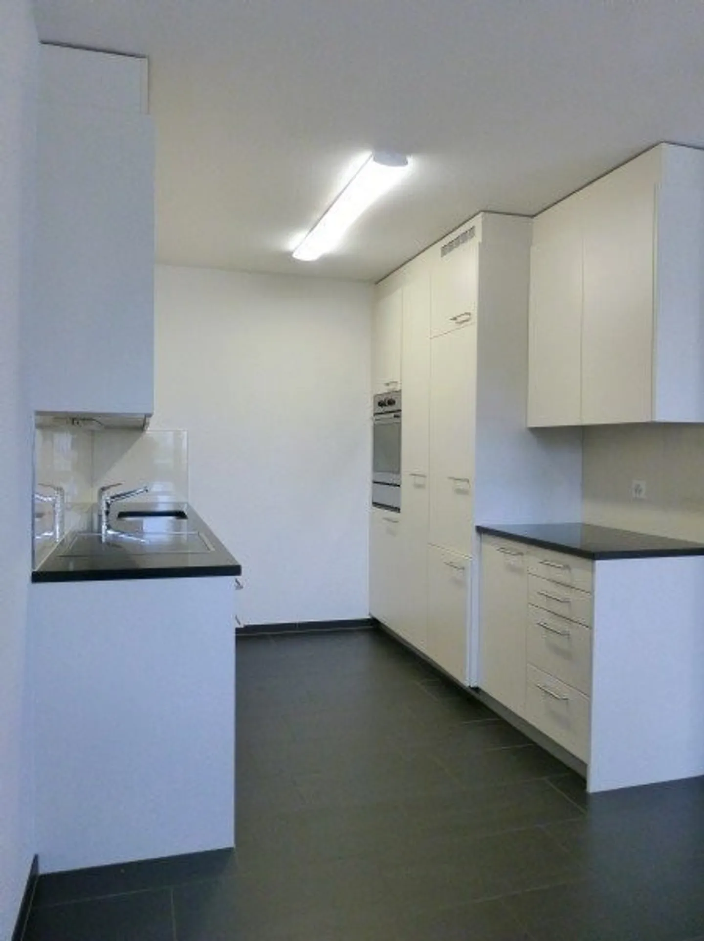 Appartamento moderno con balcone soleggiato - Foto 2 di 8