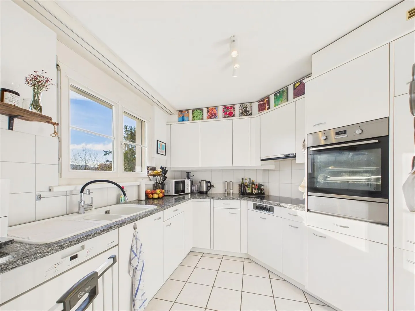 Charmante appartement 3.5 pièces avec vue - Photo 2 sur 10