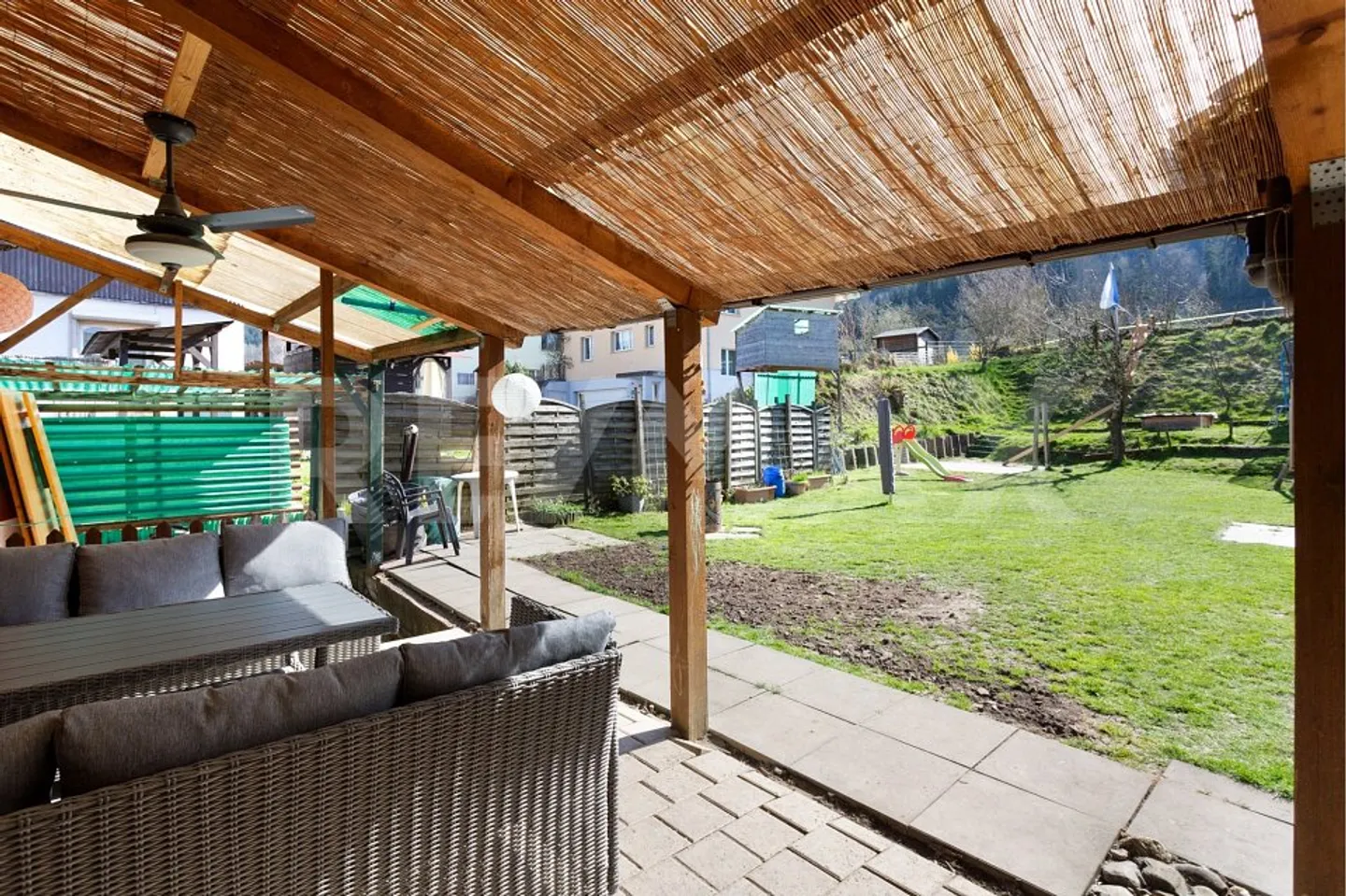 9-Room Semi-Detached House with Great Potential, Beautiful Garden at a Top Price! - Photo 3 of 13