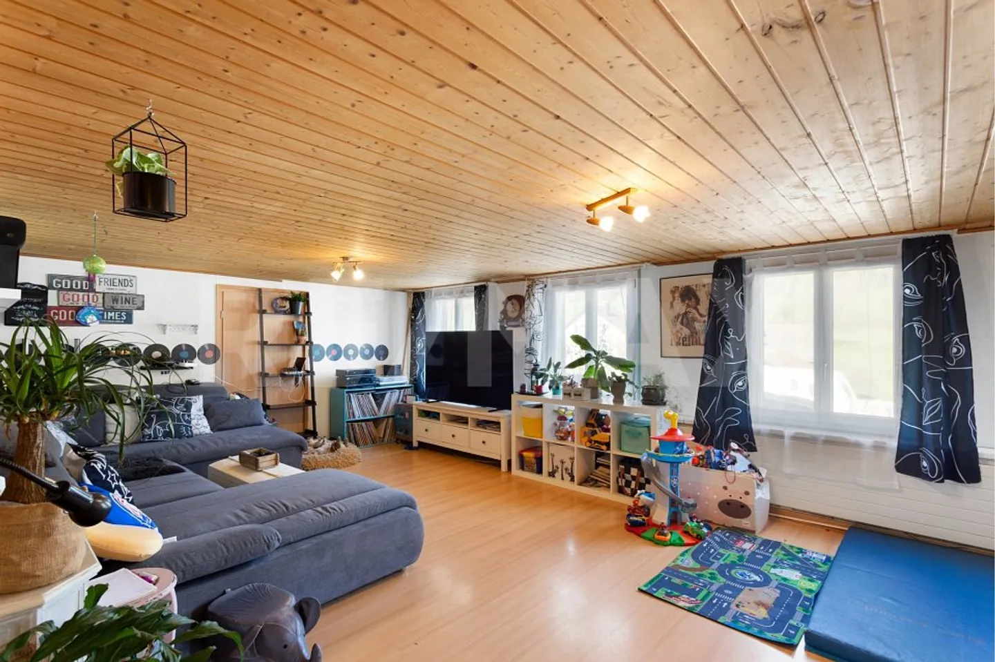 9-Room Semi-Detached House with Great Potential, Beautiful Garden at a Top Price! - Photo 4 of 13