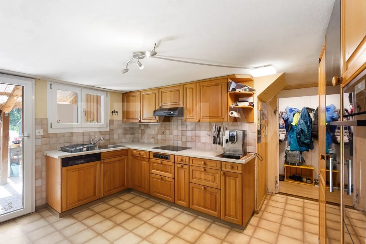 9-Room Semi-Detached House with Great Potential, Beautiful Garden at a Top Price! - Photo 5 of 13