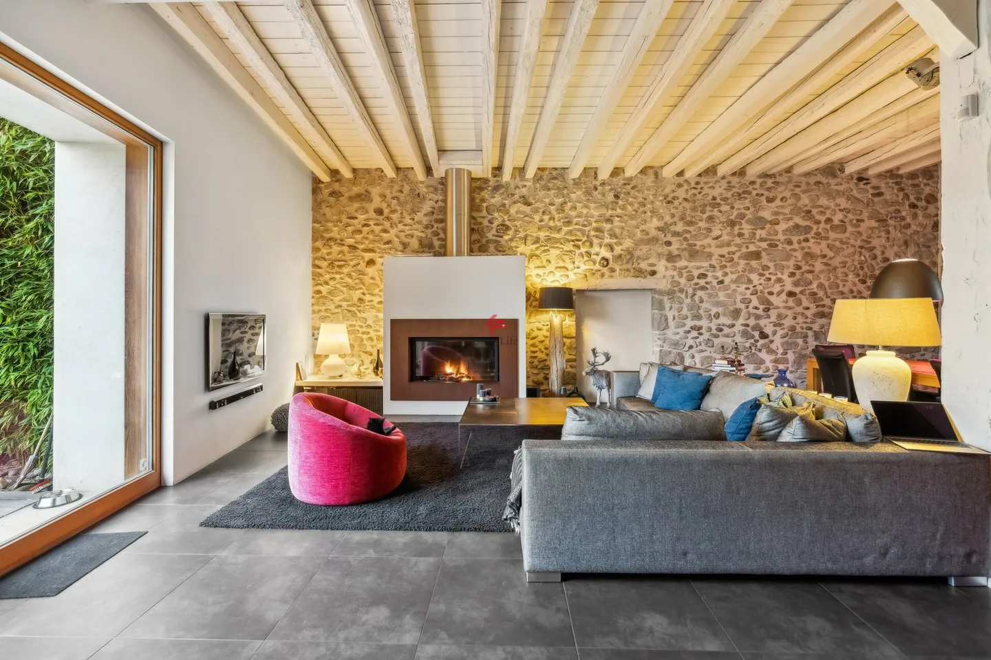 Incantevole casa di villaggio ristrutturata con gusto nel cuore di Russin - Foto 3 di 13