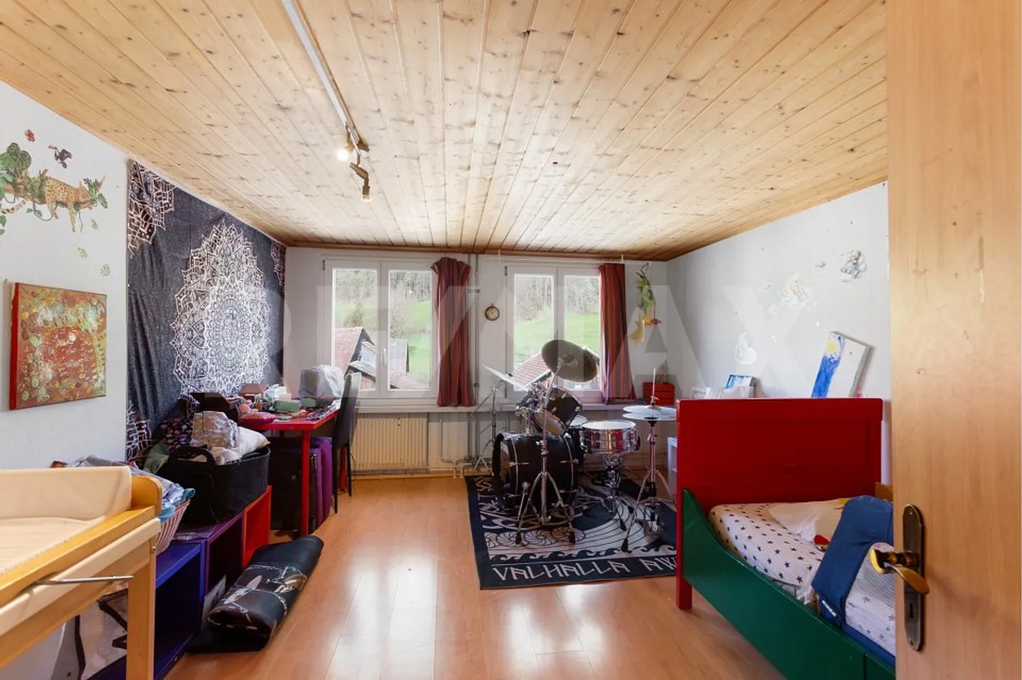 9-Room Semi-Detached House with Great Potential, Beautiful Garden at a Top Price! - Photo 9 of 13