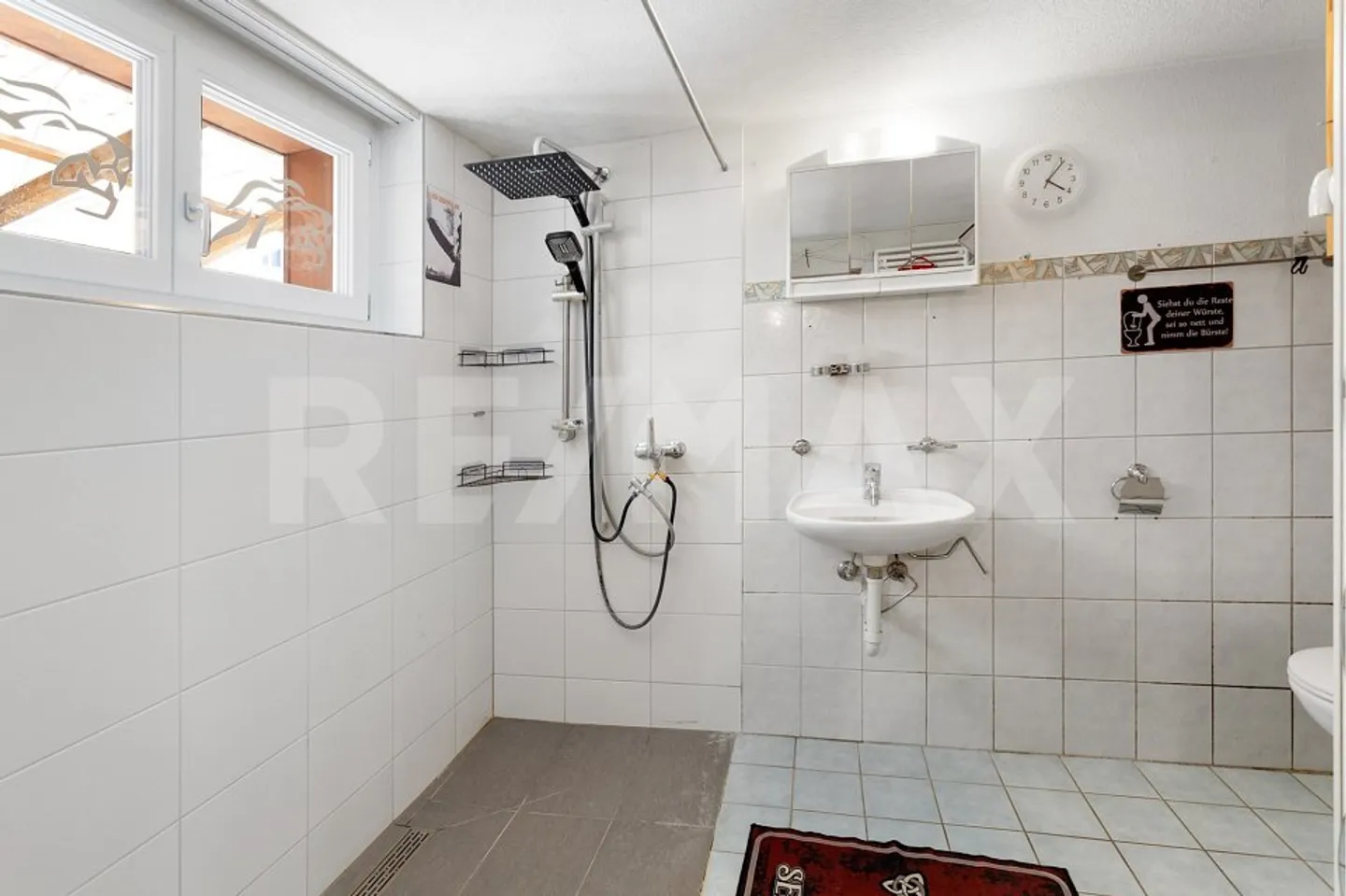 9-Room Semi-Detached House with Great Potential, Beautiful Garden at a Top Price! - Photo 11 of 13