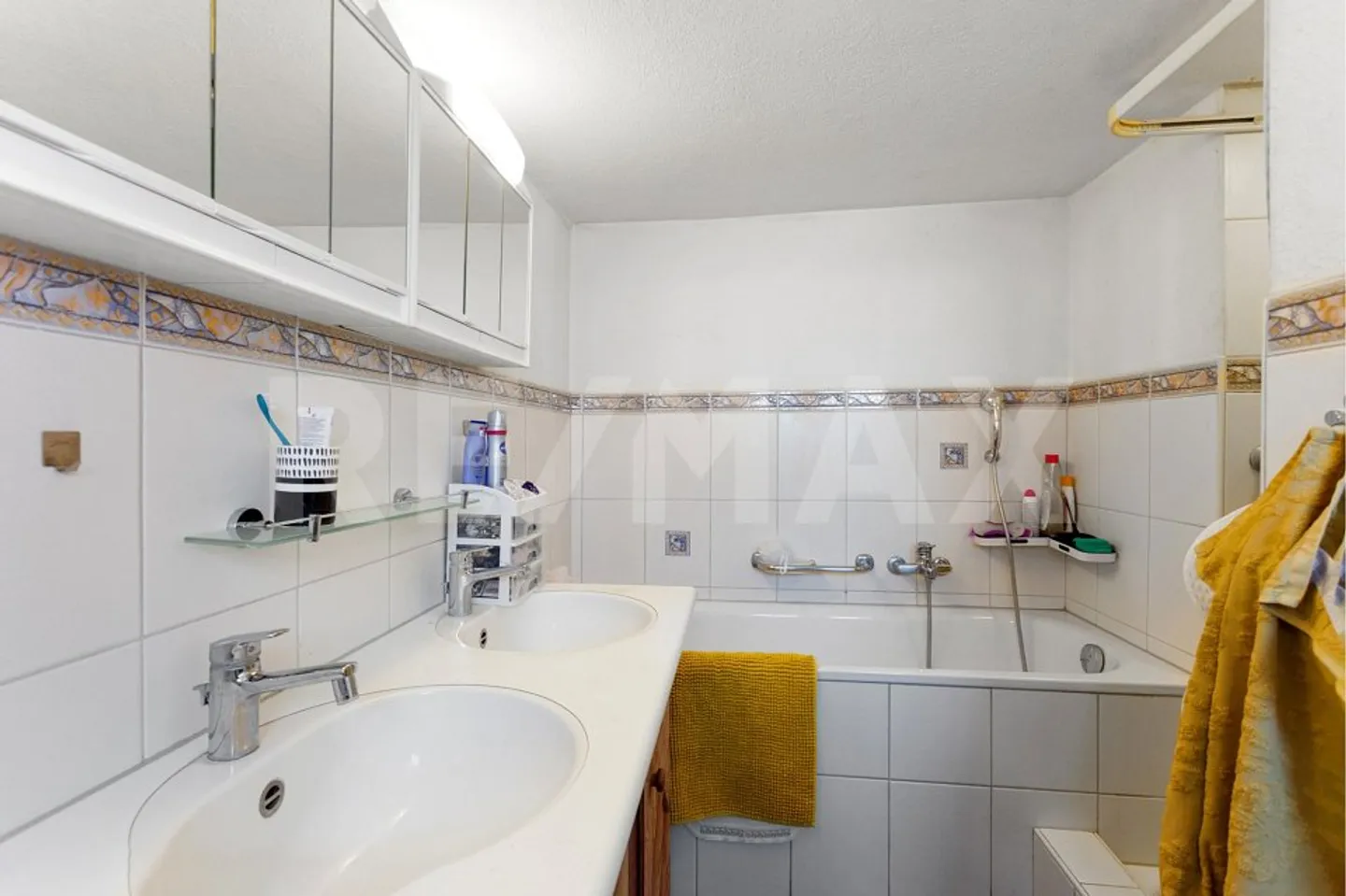 9-Room Semi-Detached House with Great Potential, Beautiful Garden at a Top Price! - Photo 12 of 13