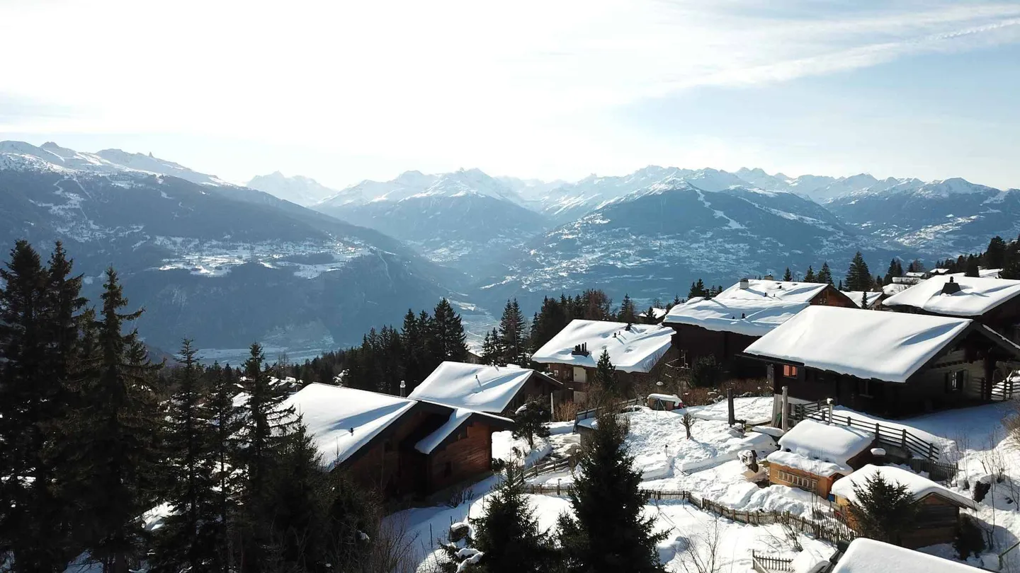 A spacious and cozy chalet in the heart of Anzère - Photo 2 of 13