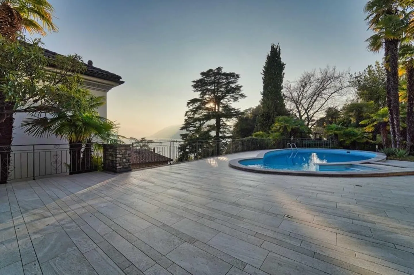 Penthouse de luxe élégant avec vue panoramique sur le lac - Photo 4 sur 11