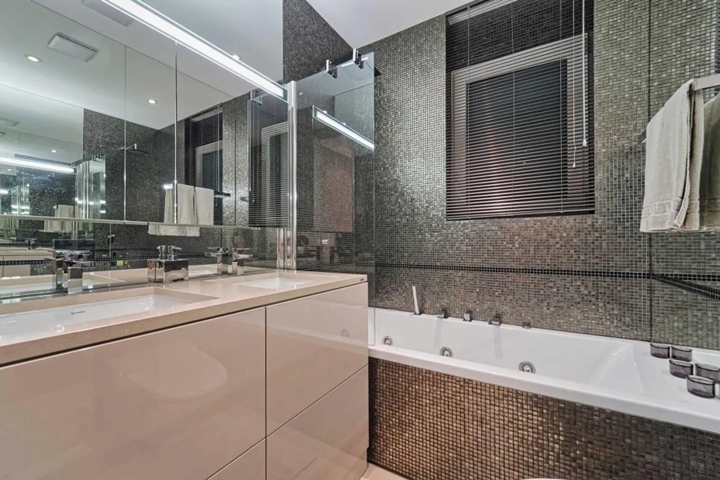 Penthouse de luxe élégant avec vue panoramique sur le lac - Photo 10 sur 11