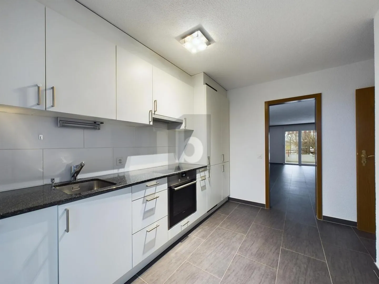 MODERNO, COMODO E CON UN BALCONE ACCOGLIENTE - Foto 2 di 6