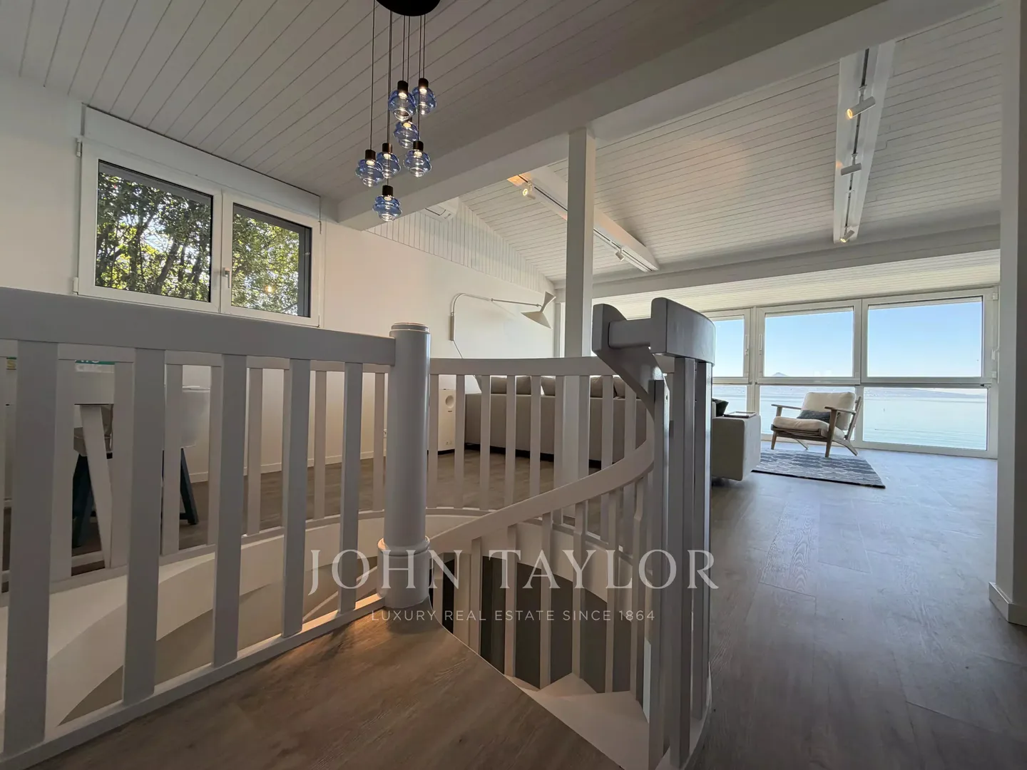 Charming Lakefront House in Cully - Photo 3 of 10