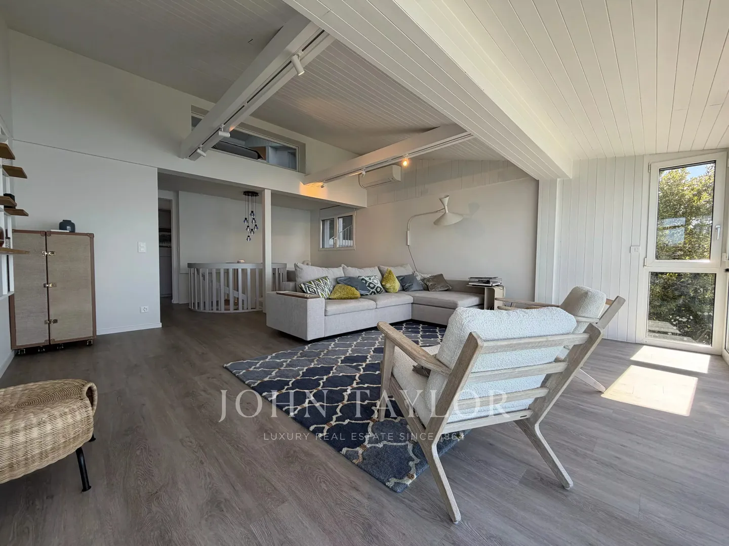 Charming Lakefront House in Cully - Photo 4 of 10