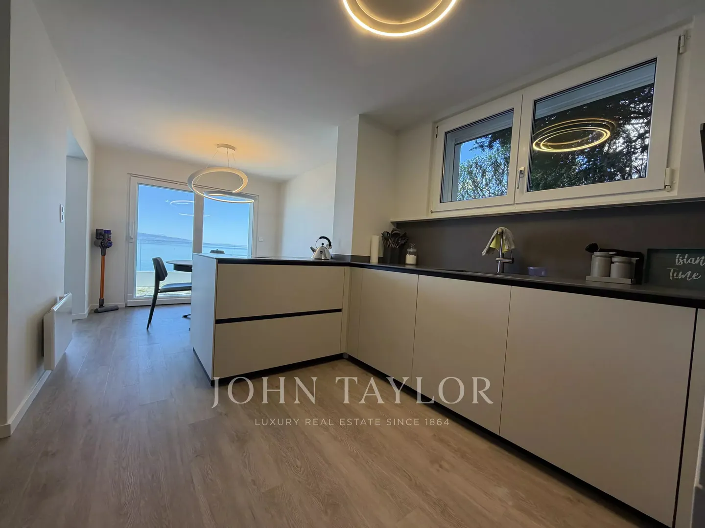 Charming Lakefront House in Cully - Photo 5 of 10