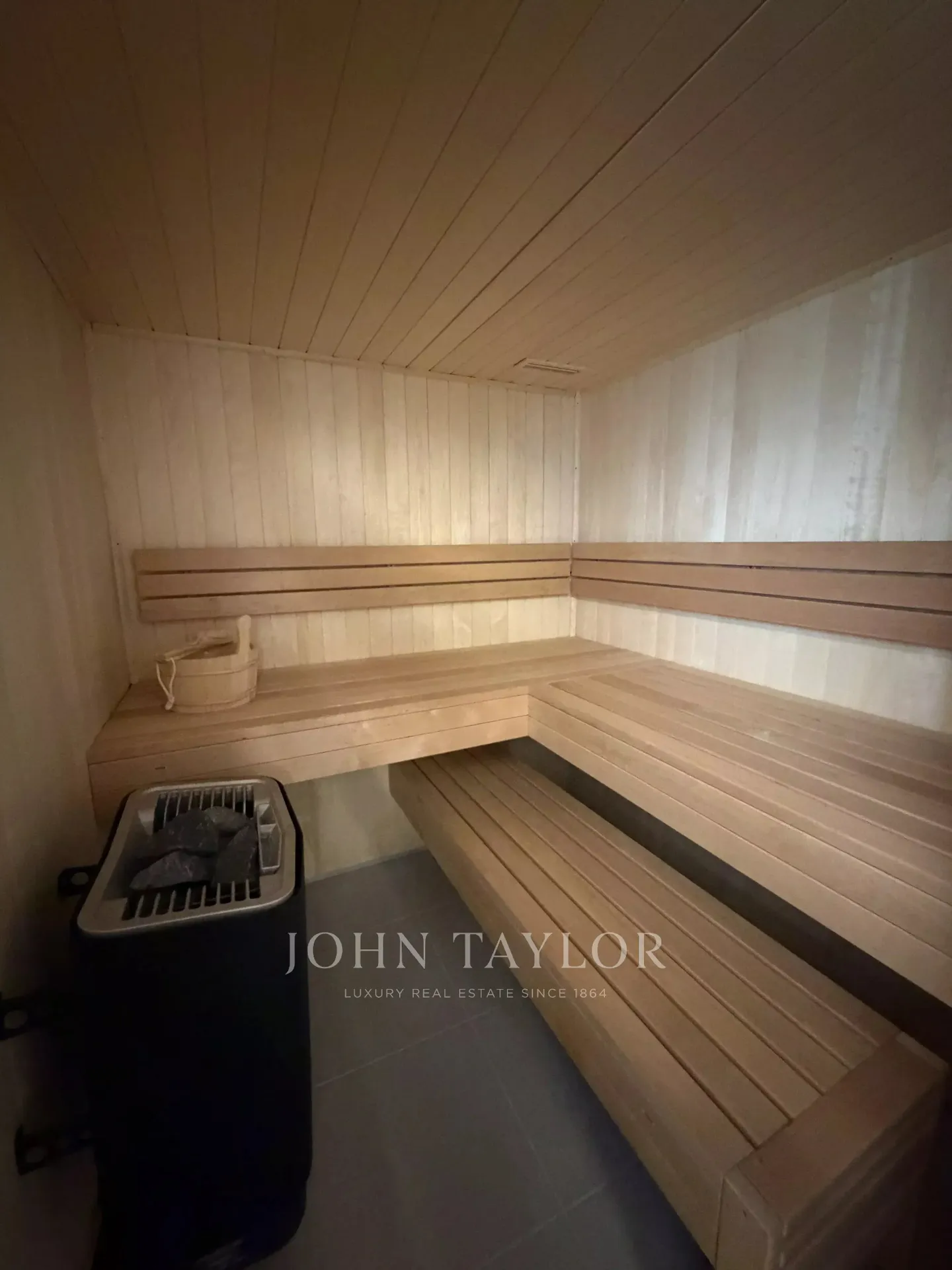 Charming Lakefront House in Cully - Photo 7 of 10