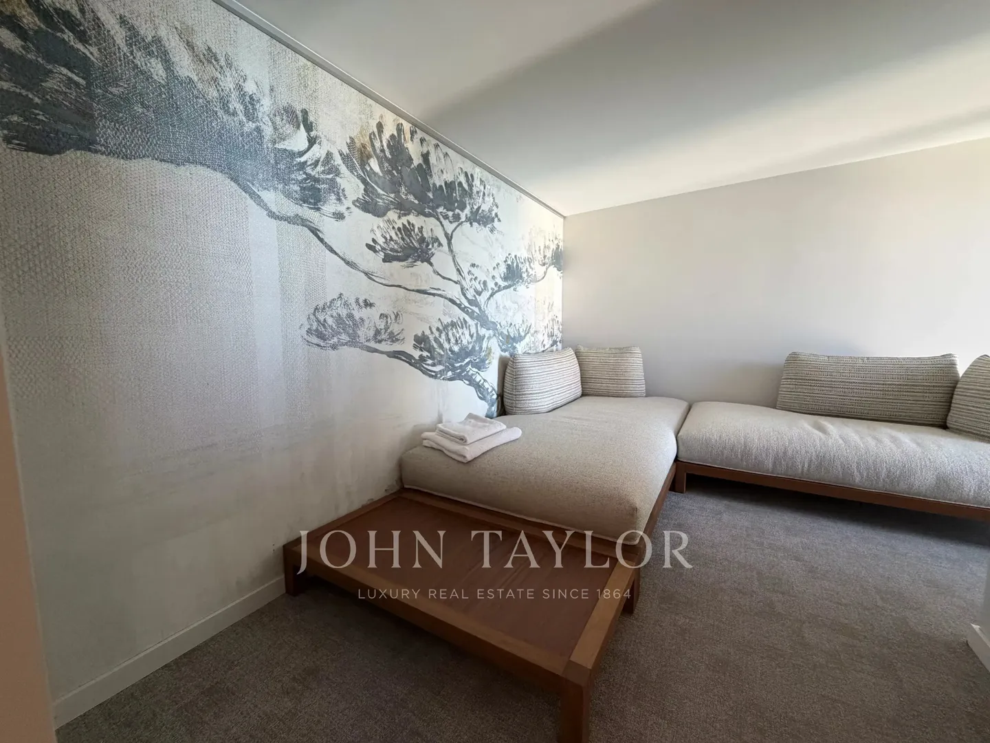 Charming Lakefront House in Cully - Photo 8 of 10