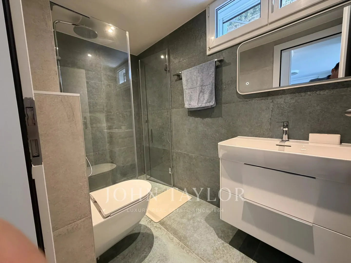 Charming Lakefront House in Cully - Photo 9 of 10