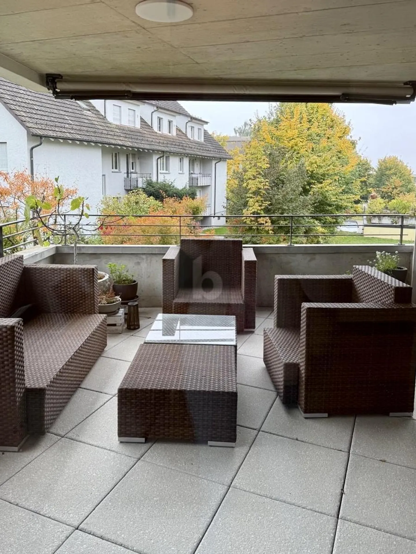 SUNNY, SPACIOUS AND CENTRAL - Photo 5 of 6