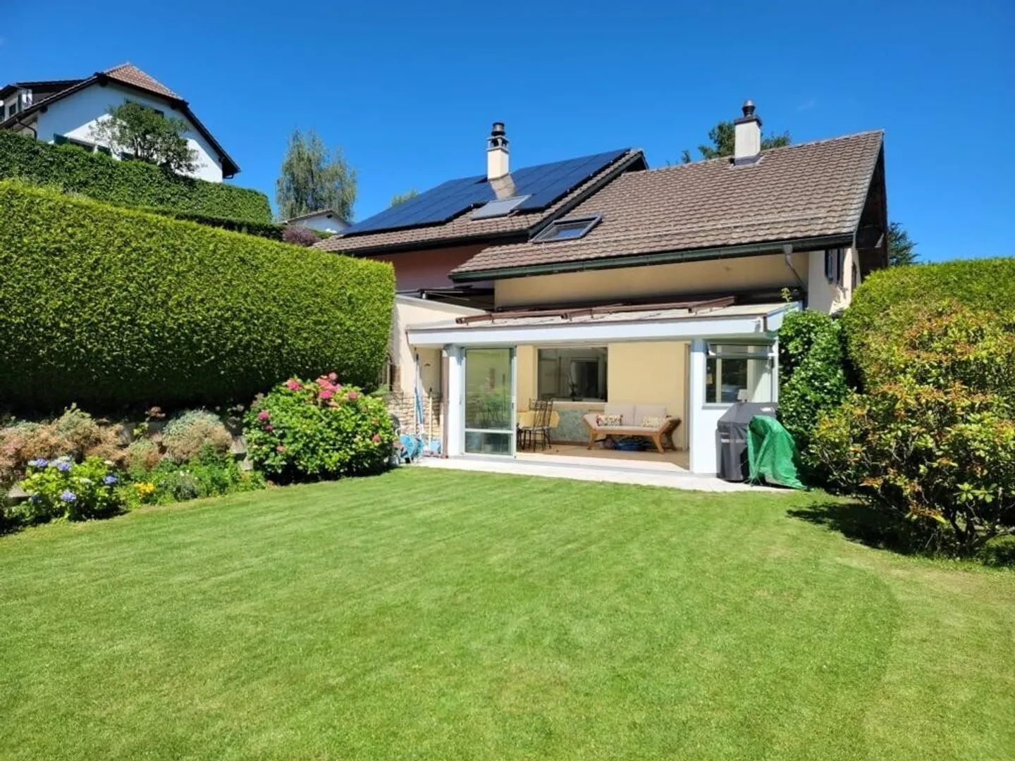 Magnifique villa avec véranda et beau jardin de 5.5 pièces! - Photo 1 sur 10