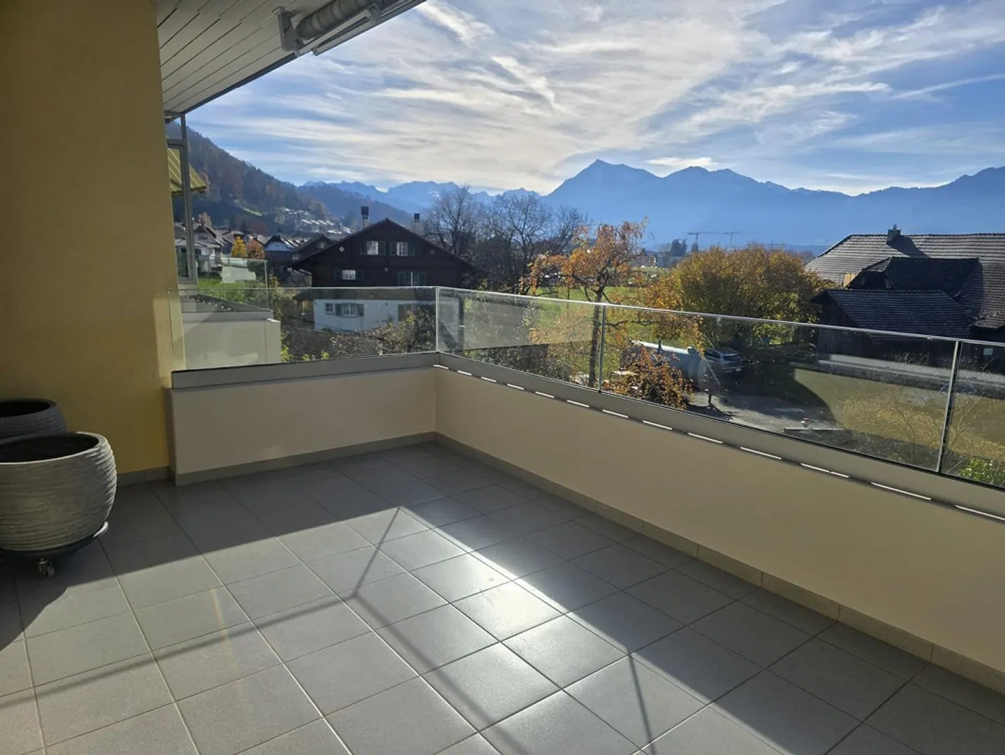 Wohnen mit Aussicht  3.5 Zimmer mit neuer Küche und grossem Balkon - Foto 1 di 7