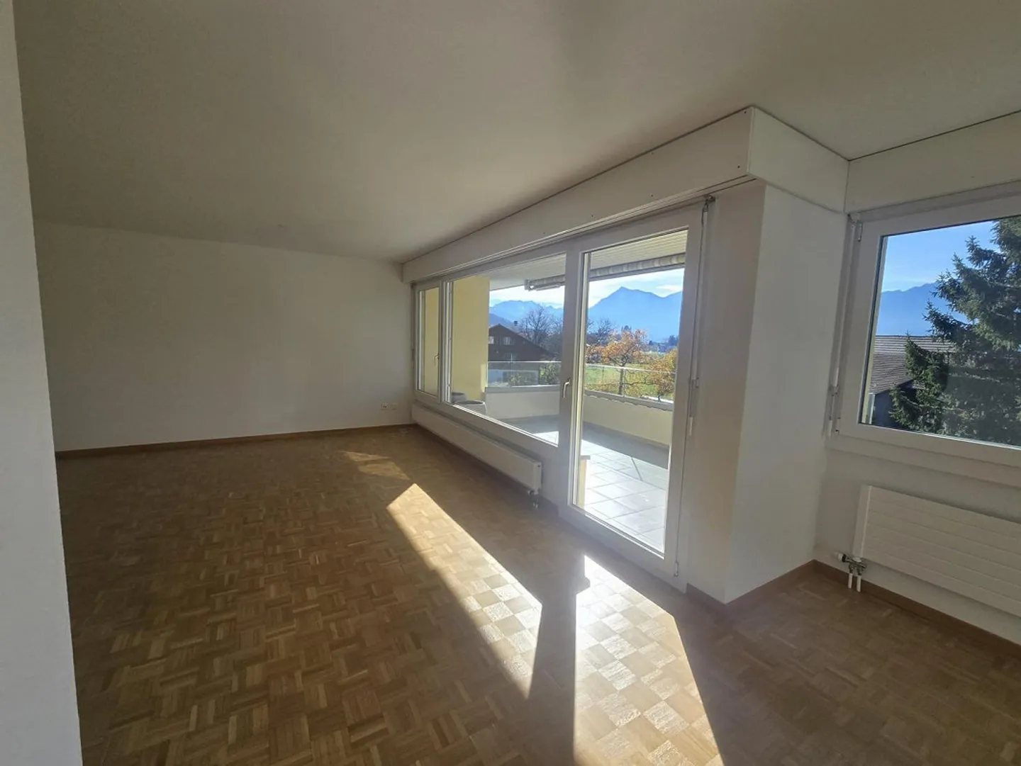 Wohnen mit Aussicht  3.5 Zimmer mit neuer Küche und grossem Balkon - Foto 2 di 7