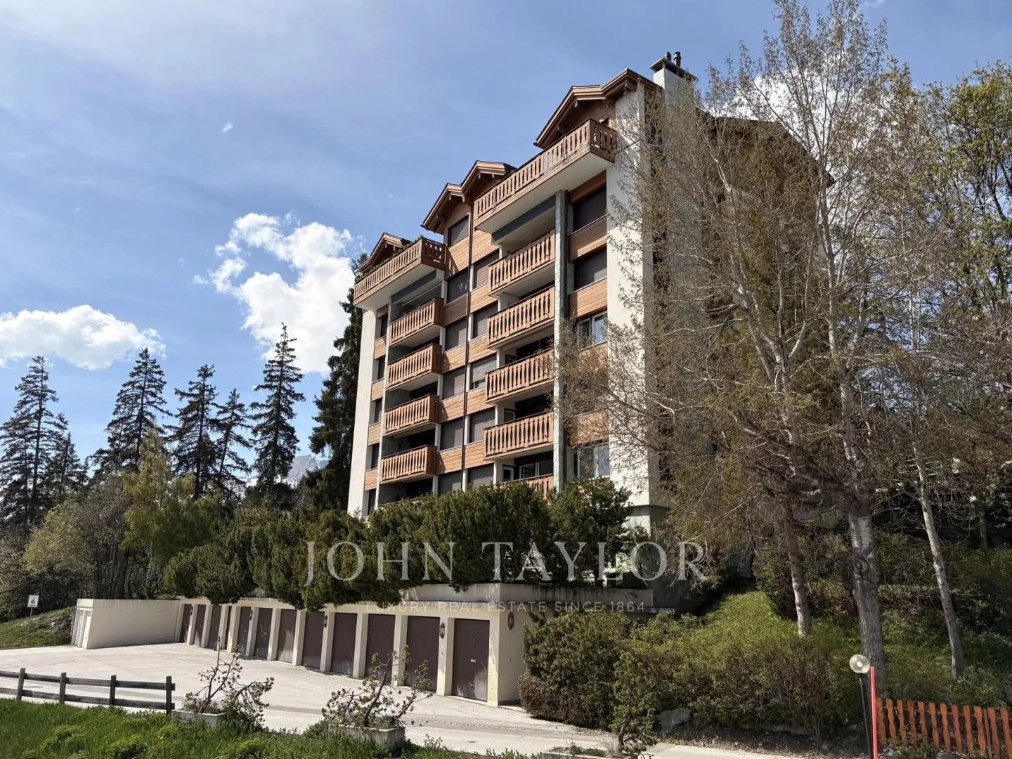 Crans-Montana Center, 4.5 Rooms with Direct Access to the Slopes, South Balcony and View of the Alps - Photo 1 of 12