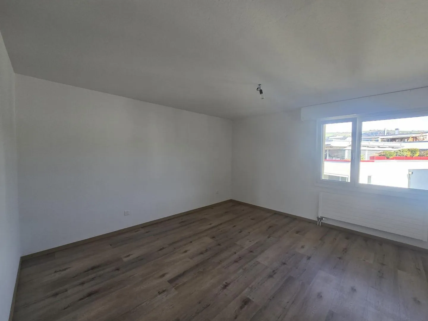 Wohnen mit Aussicht  3.5 Zimmer mit neuer Küche und grossem Balkon - Foto 3 di 7