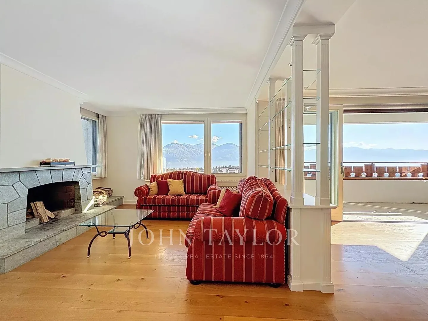 Crans-Montana Center, 4.5 Rooms with Direct Access to the Slopes, South Balcony and View of the Alps - Photo 3 of 12