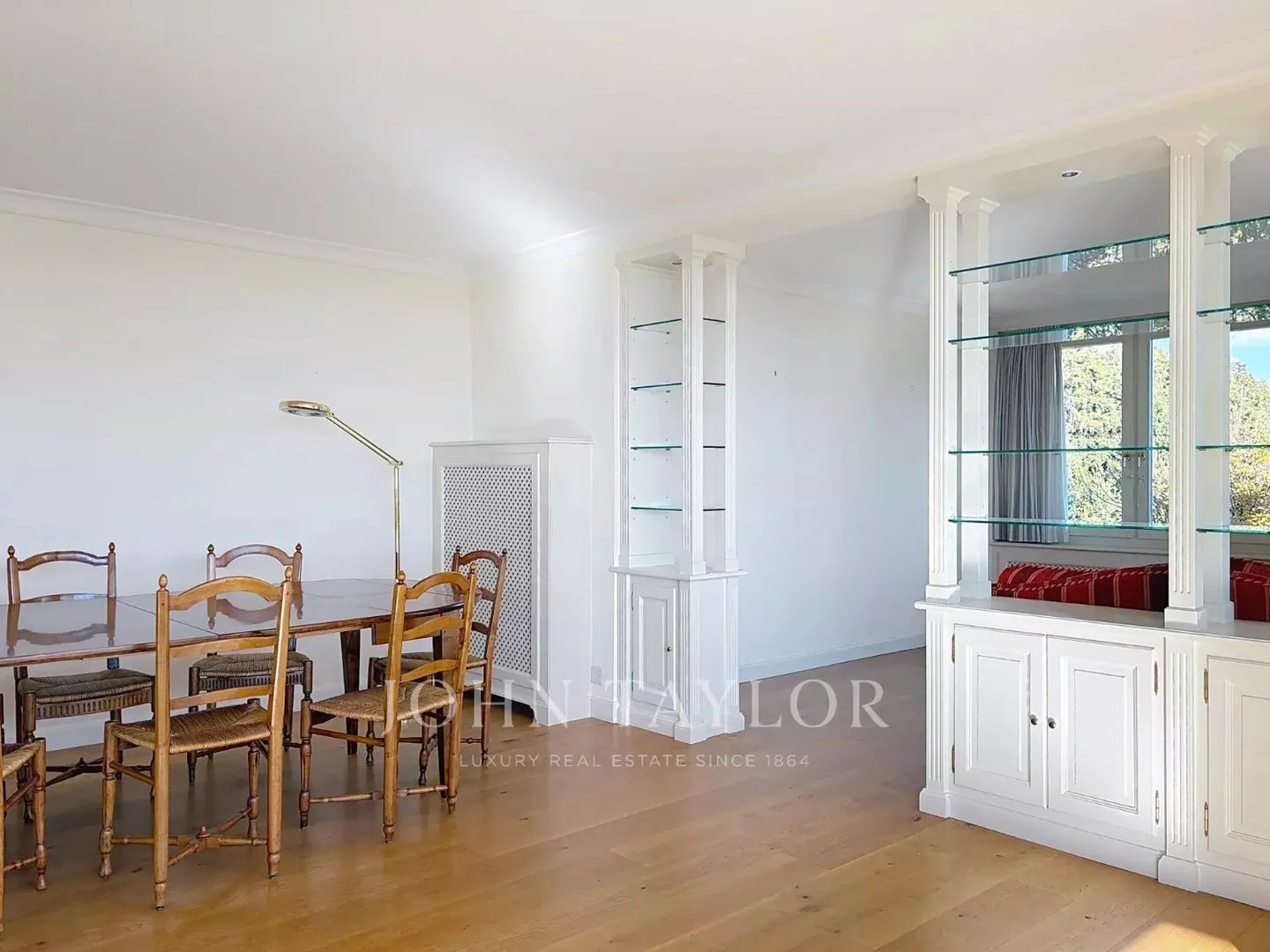 Crans-Montana Center, 4.5 Rooms with Direct Access to the Slopes, South Balcony and View of the Alps - Photo 4 of 12