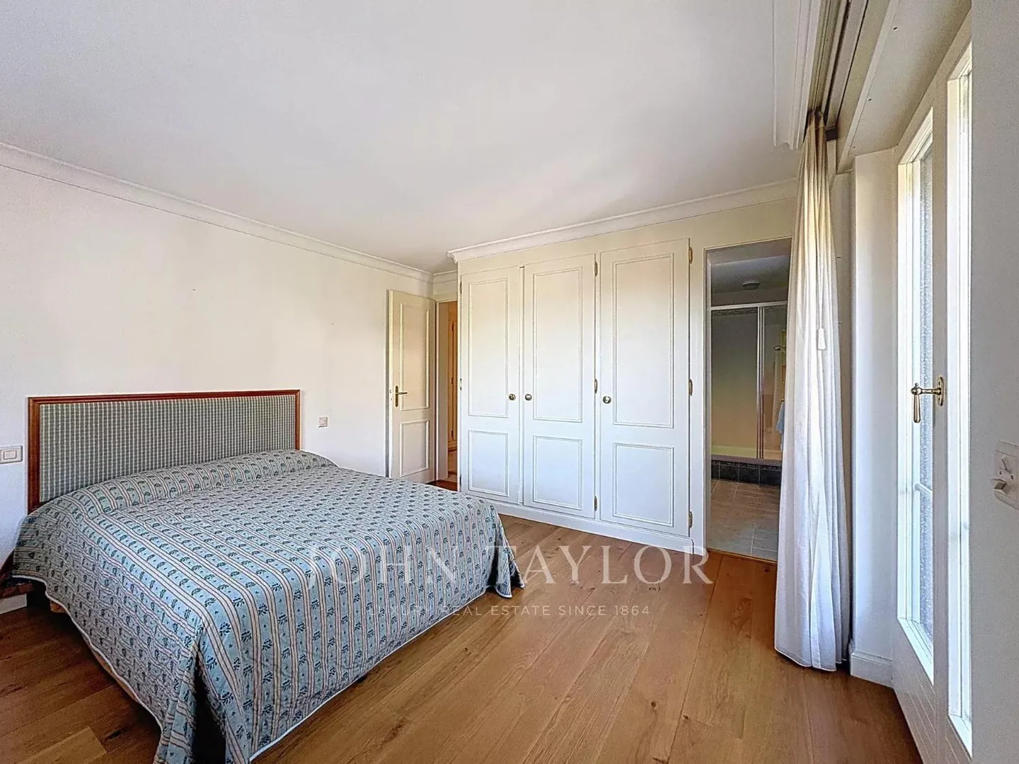 Crans-Montana Center, 4.5 Rooms with Direct Access to the Slopes, South Balcony and View of the Alps - Photo 8 of 12