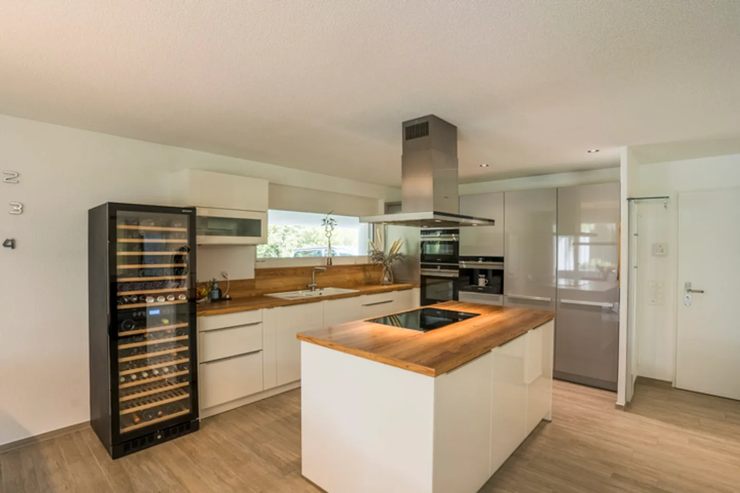 Modern Apartment with Terrace - Photo 7 of 9