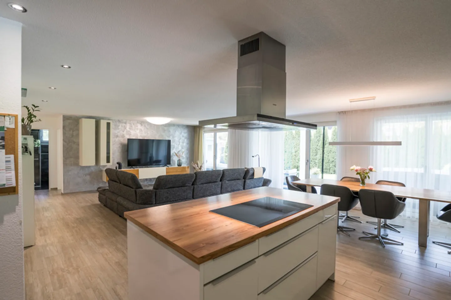 Modern Apartment with Terrace - Photo 8 of 9