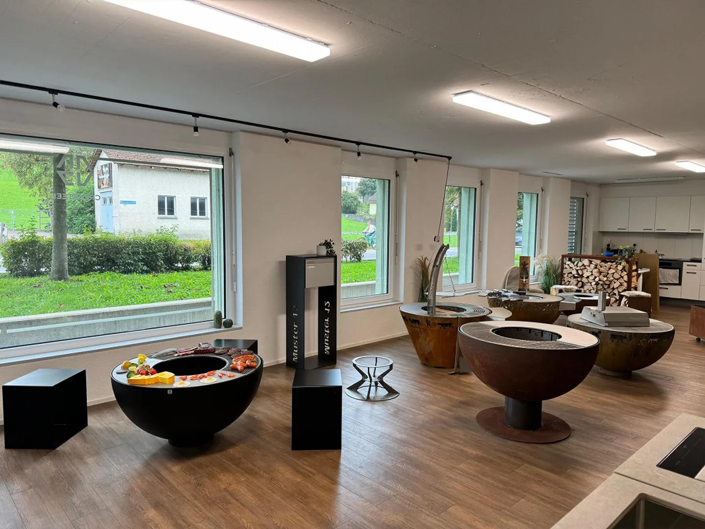 Commercial space with versatile usage potential - Photo 2 of 5