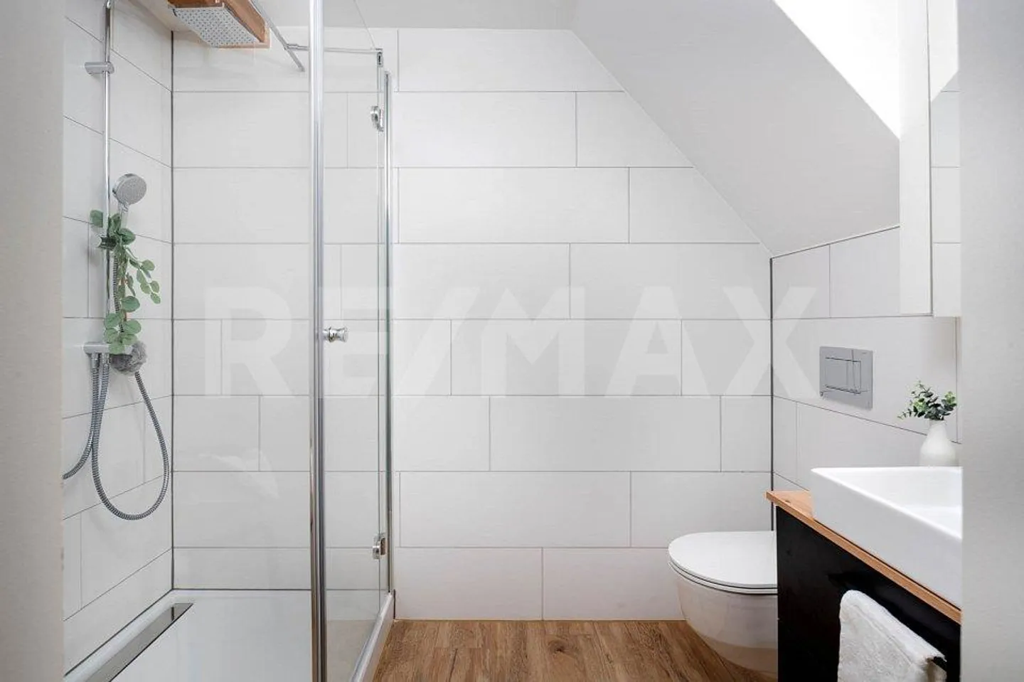 Frisch renoviertes 5-Zimmer Reiheneckhaus mit Seesicht! - Foto 4 von 13