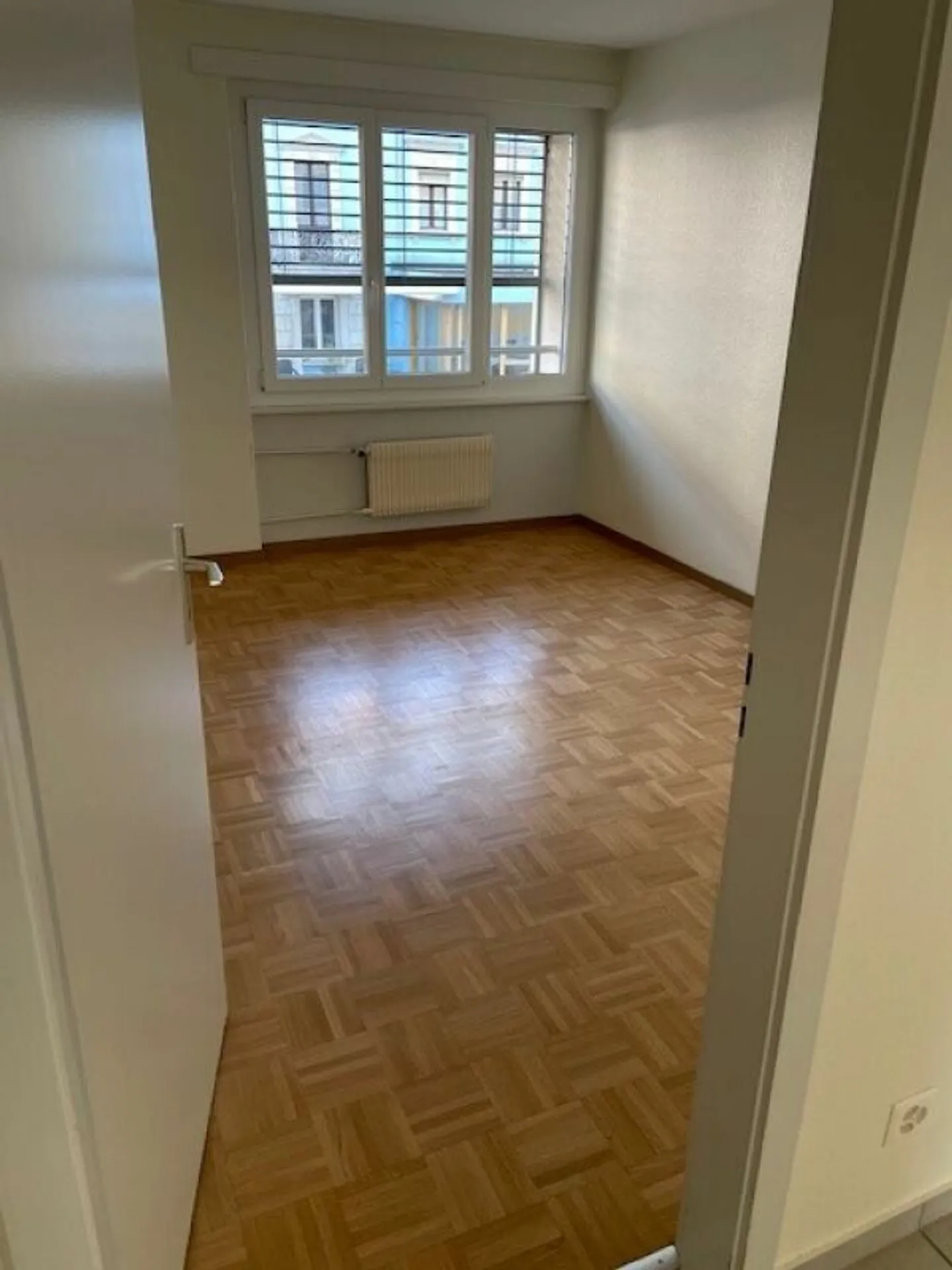 Appartamento familiare con 4,5 stanze e balcone chiuso! - Foto 3 di 8