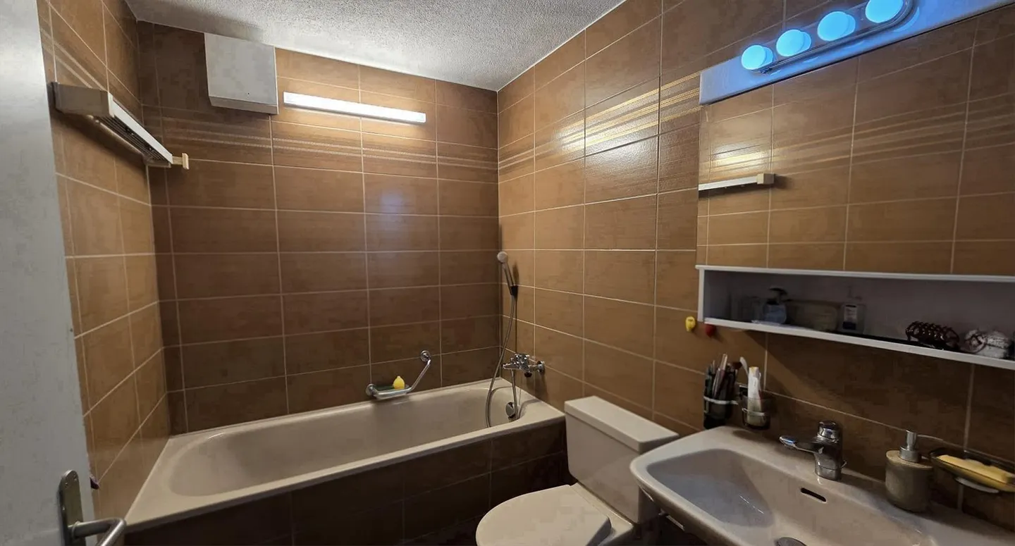 Spacious 2.5 Room Apartment with a View of the Greenery - Photo 7 of 10