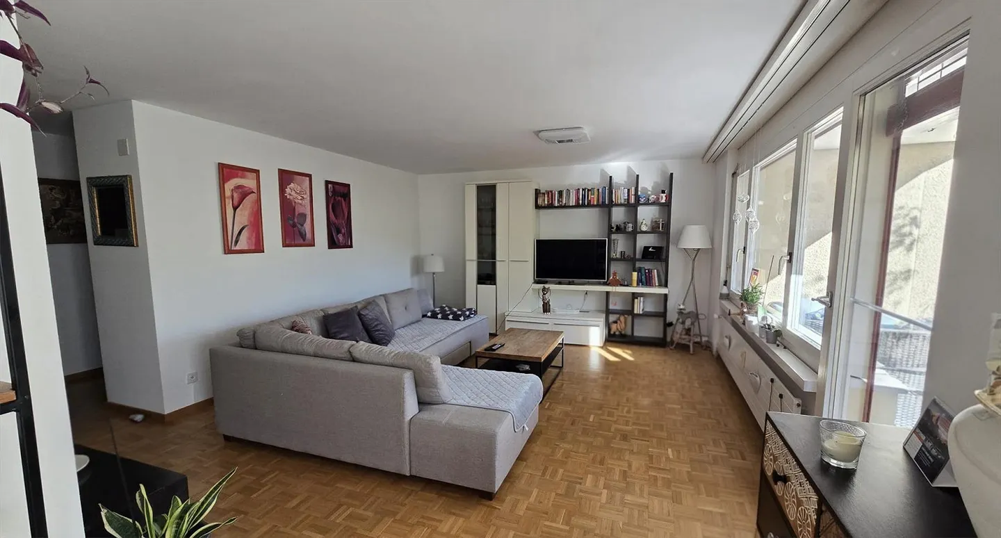 Spacious 2.5 Room Apartment with a View of the Greenery - Photo 1 of 10