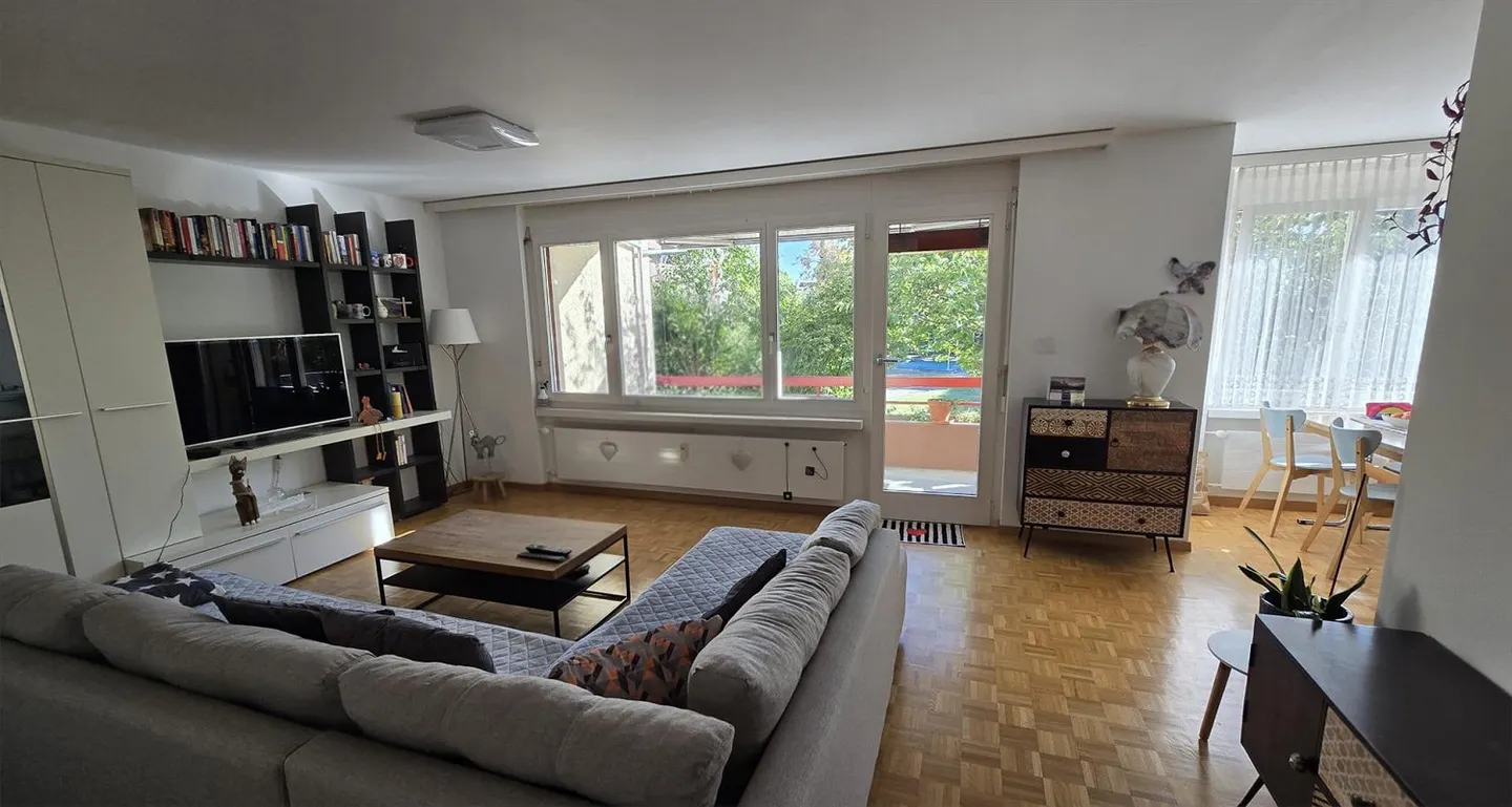 Spacious 2.5 Room Apartment with a View of the Greenery - Photo 2 of 10