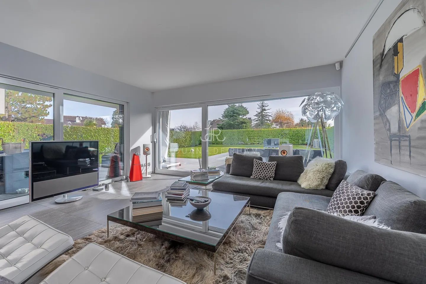 Contemporary villa with swimming pool in Terre Sainte - Photo 3 of 9