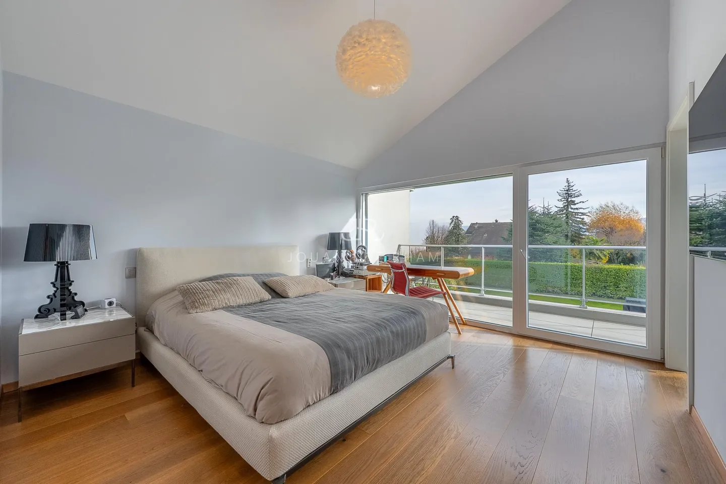 Contemporary villa with swimming pool in Terre Sainte - Photo 5 of 9