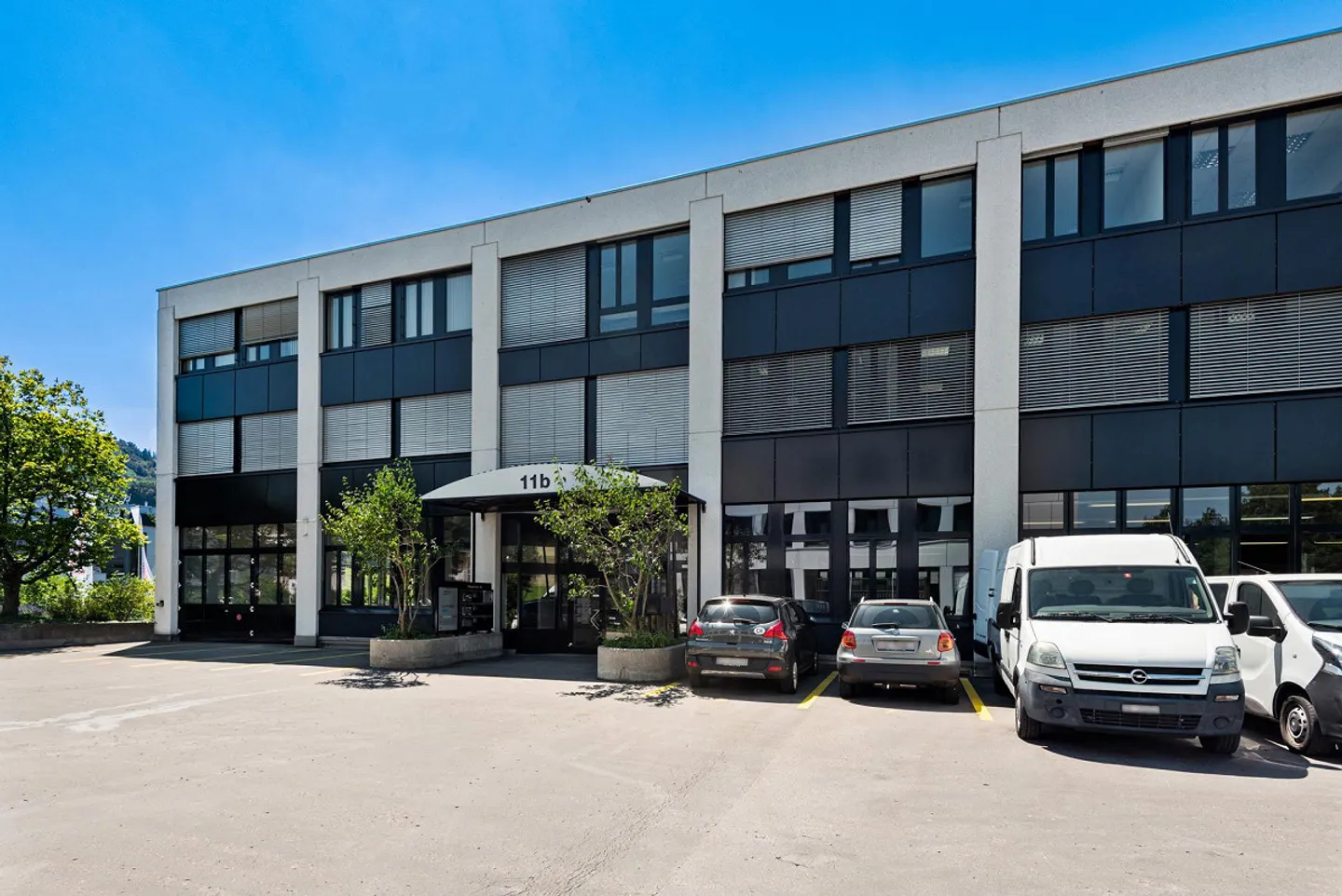 Attraktiv ausgebaute Laden- / Ausstellungsfläche mit klimatisierten Büros - Foto 1 von 7