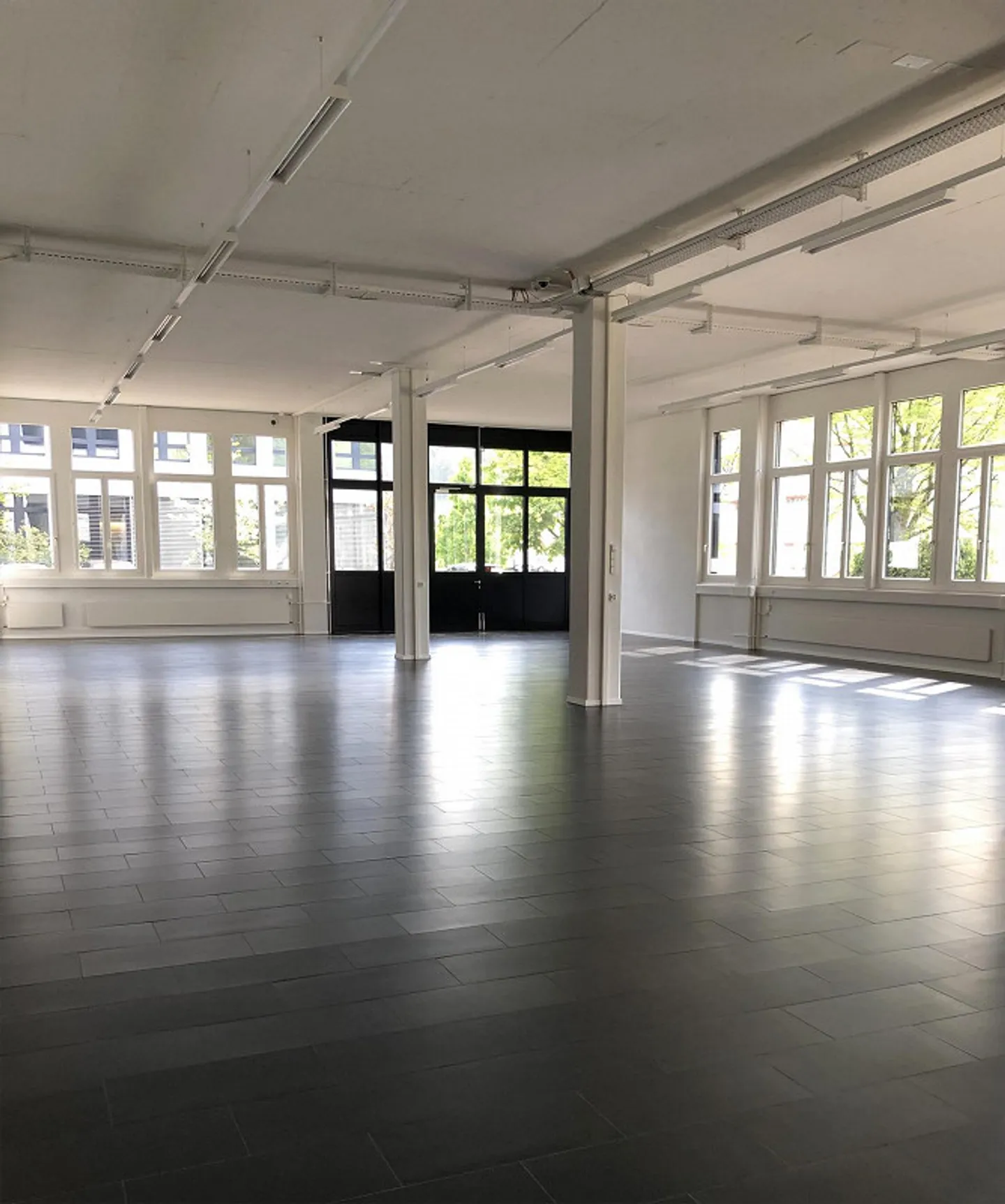 Attraktiv ausgebaute Laden- / Ausstellungsfläche mit klimatisierten Büros - Foto 2 von 7