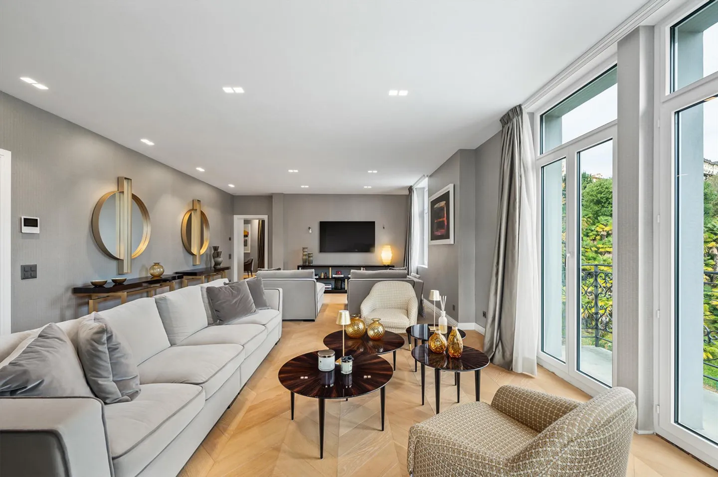 Elegante Attico Duplex con Vista Lago - Foto 1 di 13