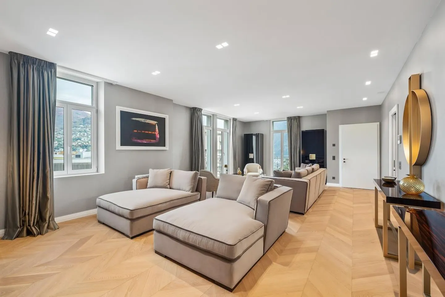 Elegante Attico Duplex con Vista Lago - Foto 2 di 13