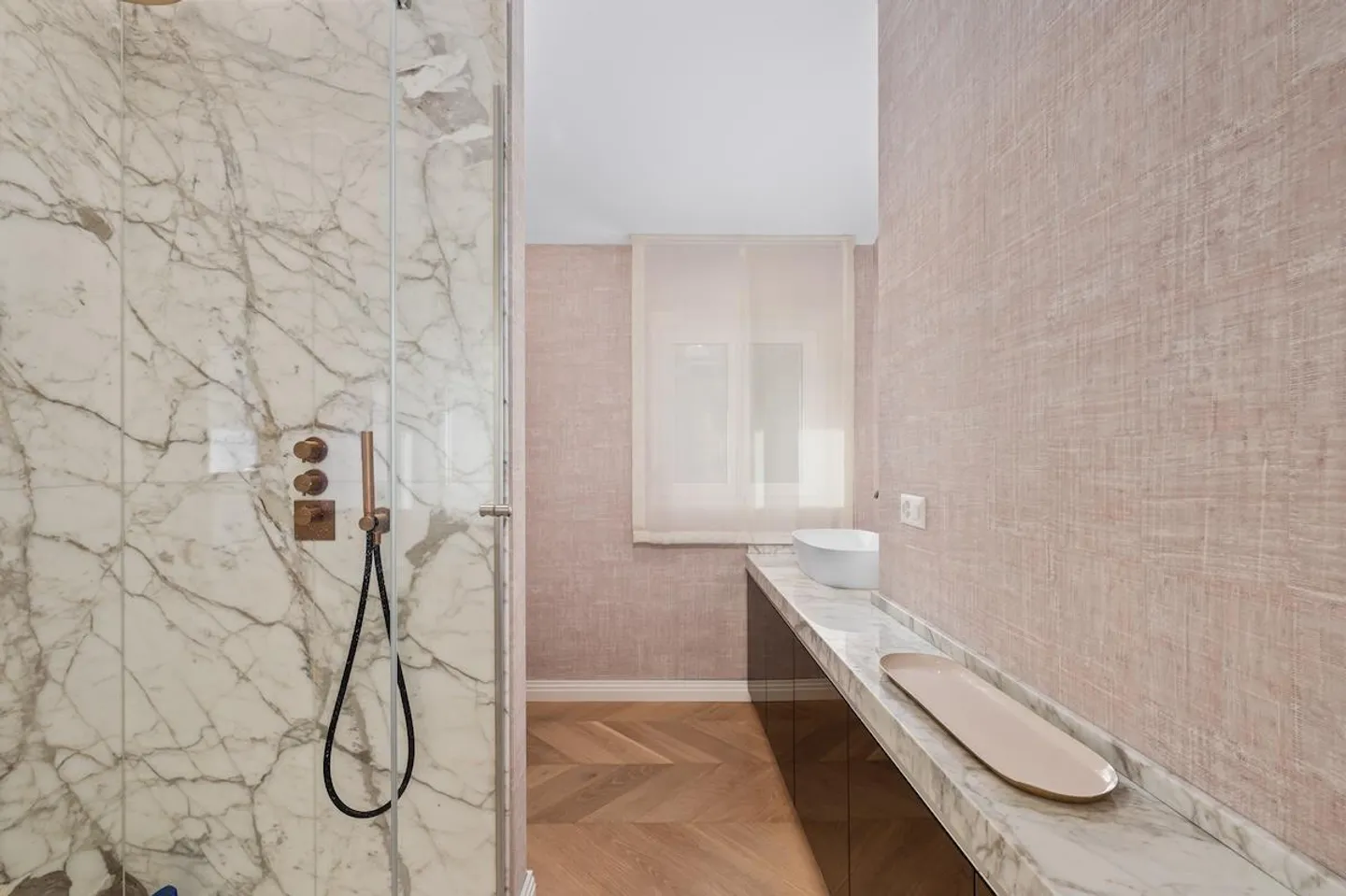 Elegante Attico Duplex con Vista Lago - Foto 7 di 13