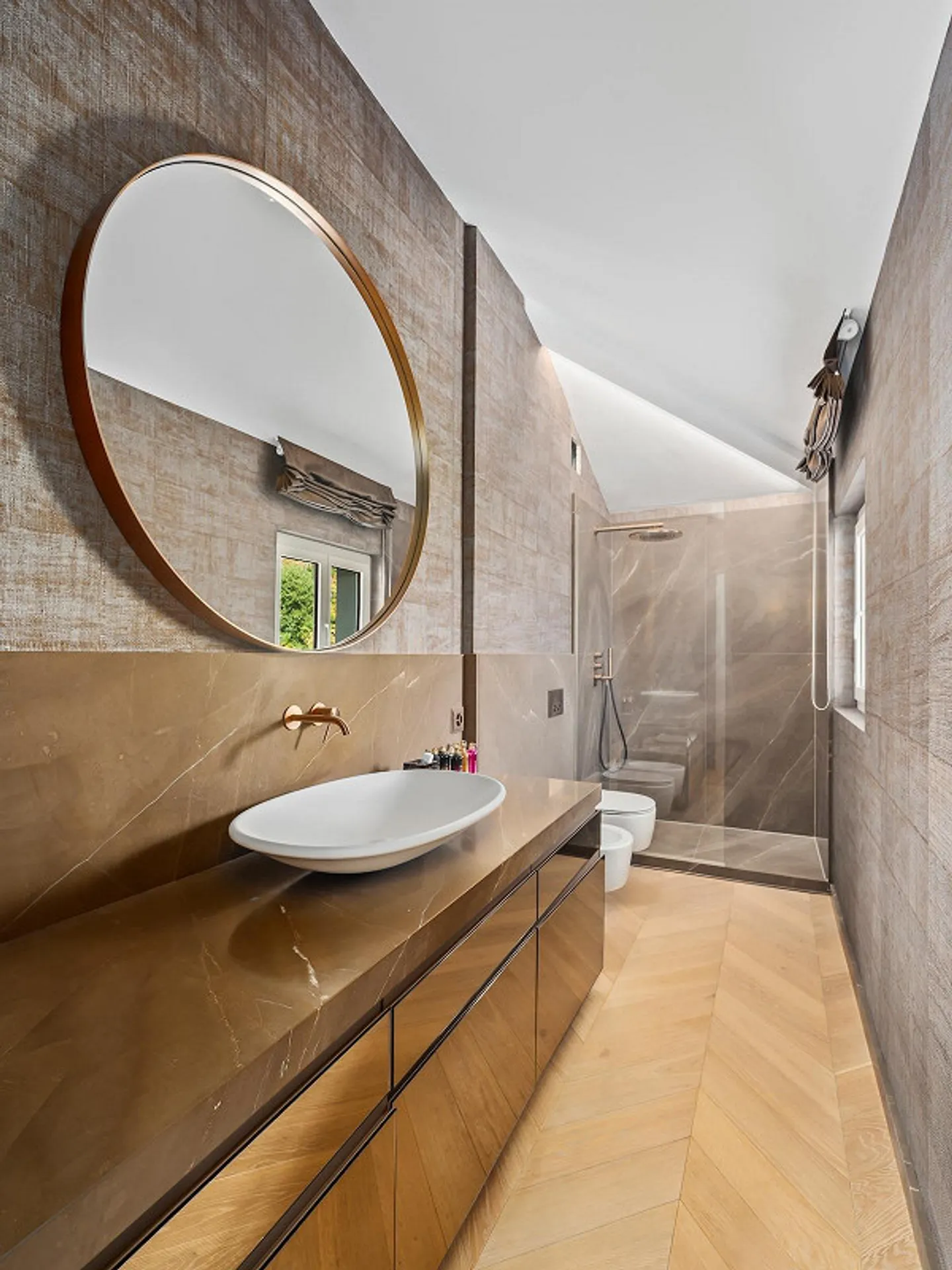 Elegante Attico Duplex con Vista Lago - Foto 10 di 13