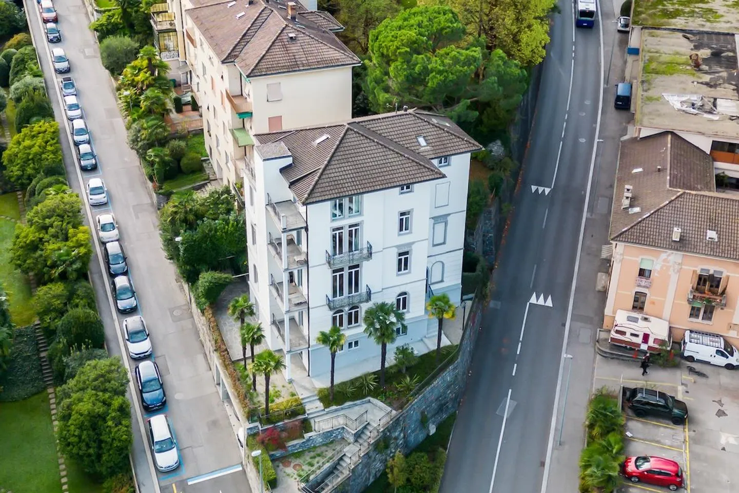 Elegante Attico Duplex con Vista Lago - Foto 12 di 13