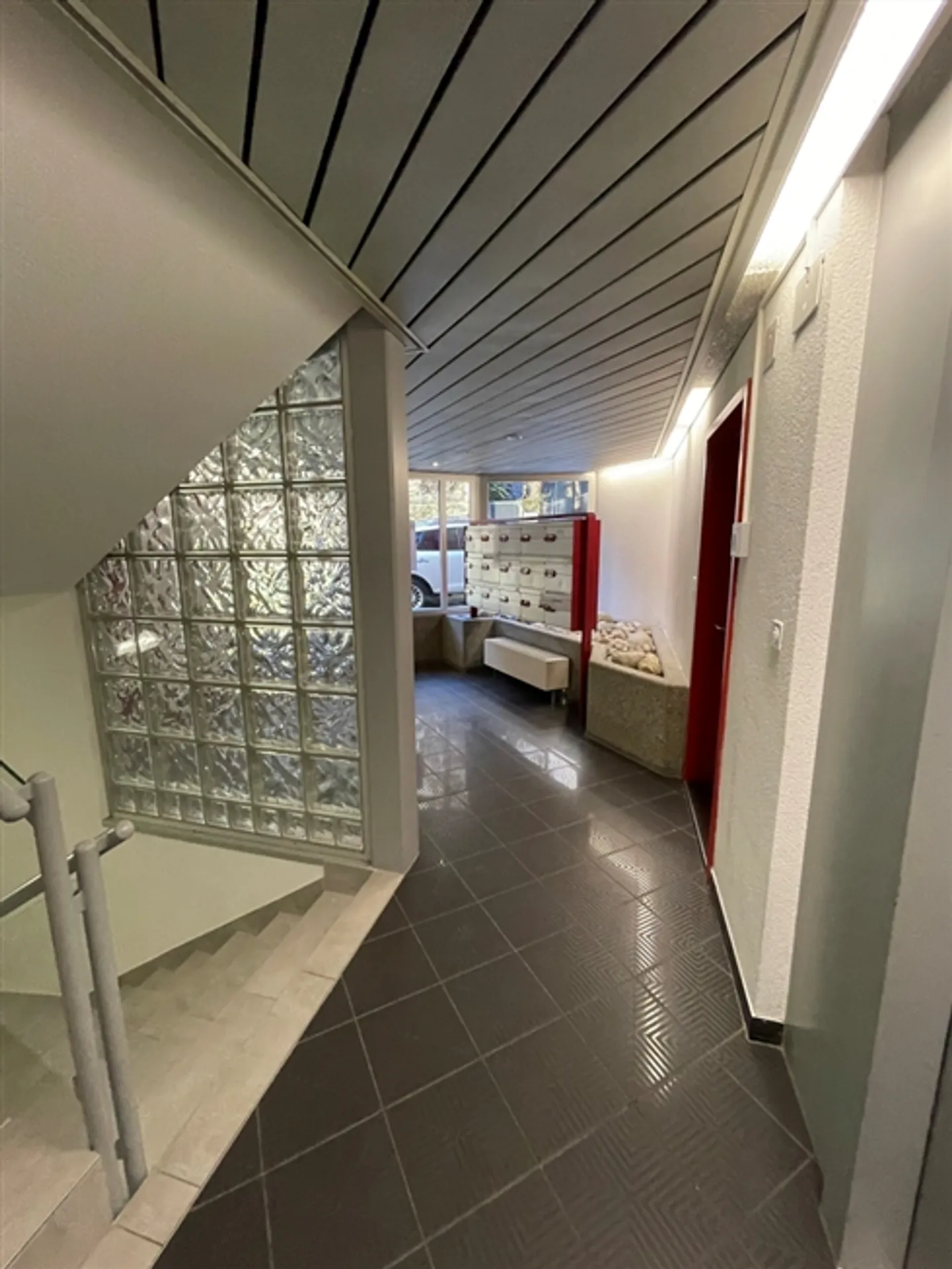 À LOUER Espace Commercial de 200 m2 - Photo 2 sur 3