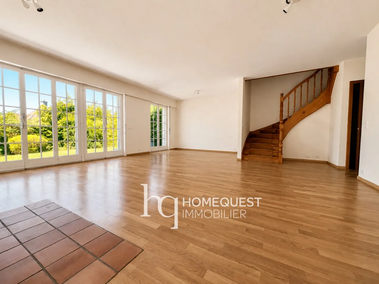 Elegant Semi-Detached Villa - Photo 4 of 12