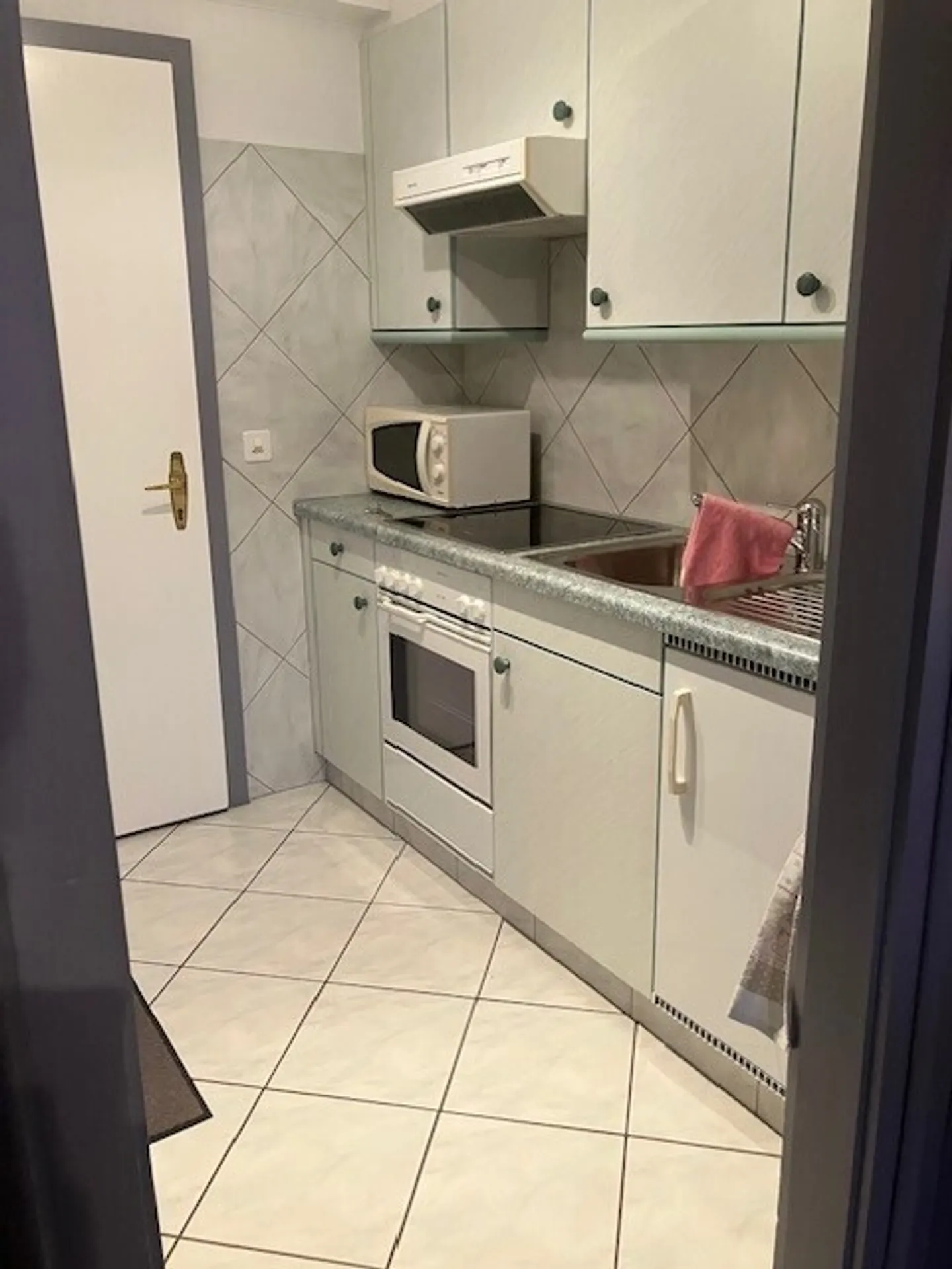 Nice furnished studio for rent year-round, close to the bus stop - Photo 3 of 5